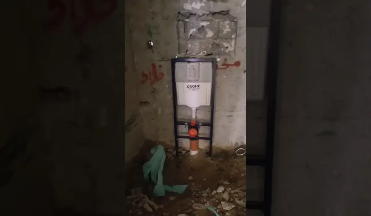 لقطة من فيديو إصلاح تسريب المياه وتبديل الخلاطات في حي الحزم بالرياض