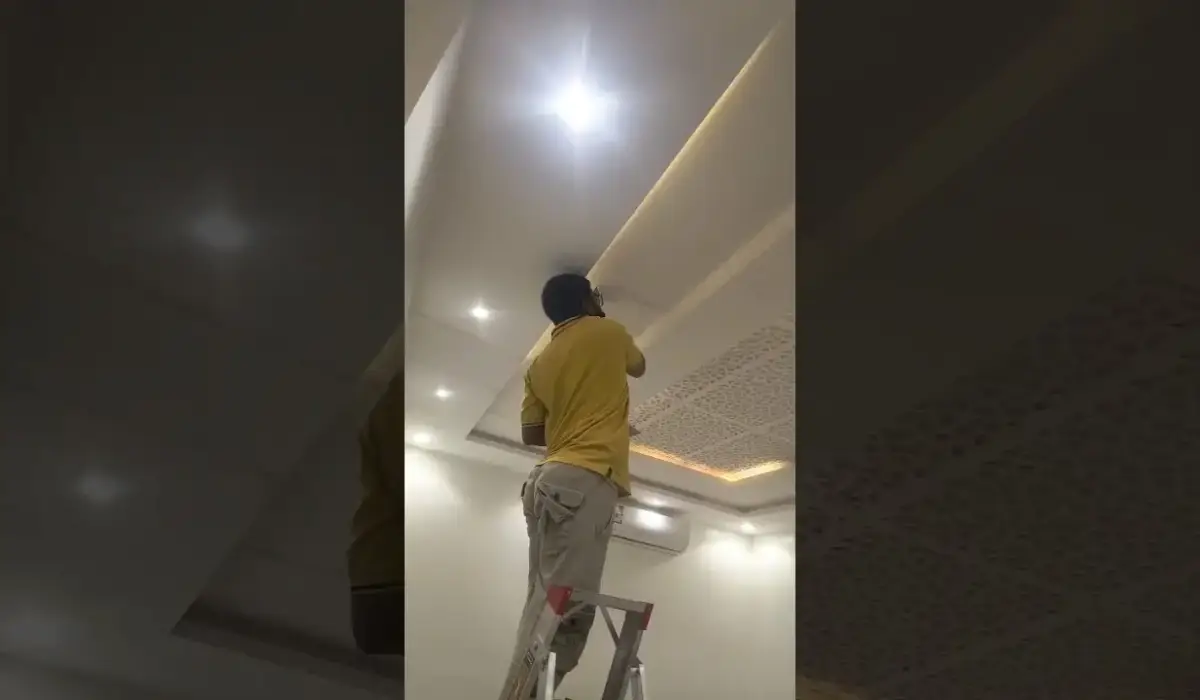لقطة من فيديو أبو حسين الباكستاني أثناء تأسيس كهرباء شقة في حي الناصرية بالرياض