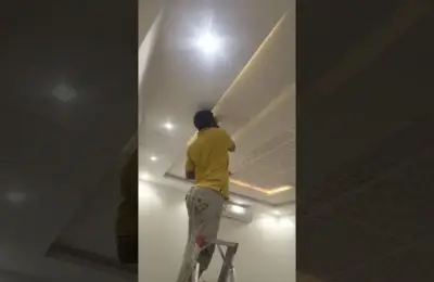 لقطة من فيديو أبو حسين الباكستاني أثناء تأسيس كهرباء شقة في حي الناصرية بالرياض