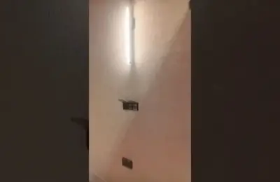مشهد من فيديو إضافة نقاط كهرباء جديدة بعد التشطيب في حي السفارات بالرياض