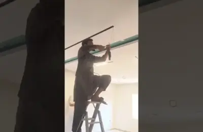 لقطة من فيديو تجهيز كهرباء غرفتين إضافيتين في حي السويدي الغربي بالرياض